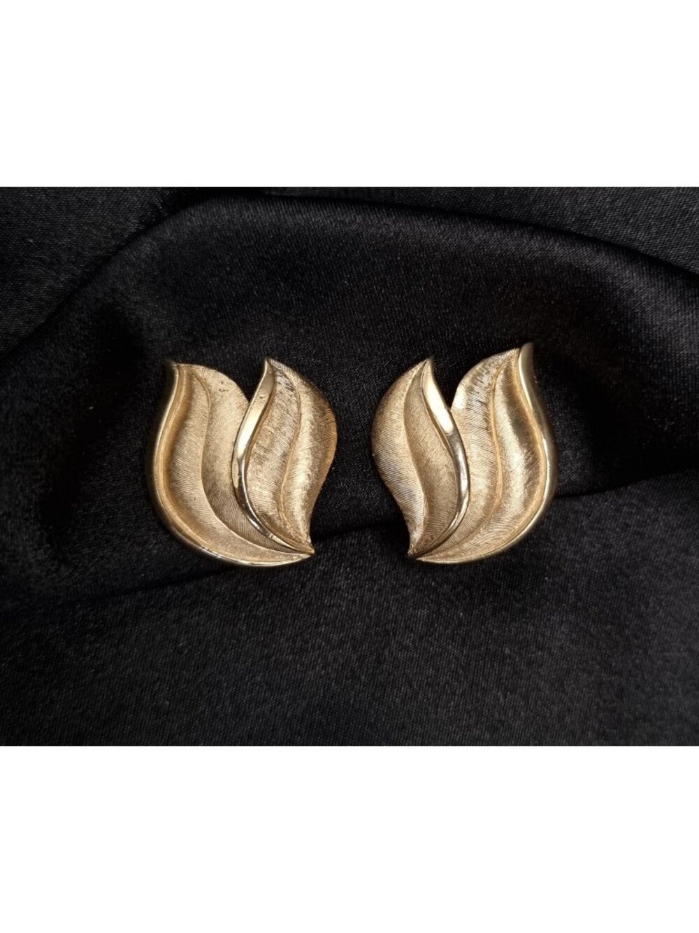 Vintage 1960's TRIFARI Gold-Tone Leaf Clip-On Earring